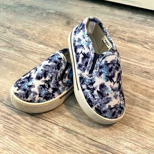 Oshkosh tie dye size 7T toddler boys shoes